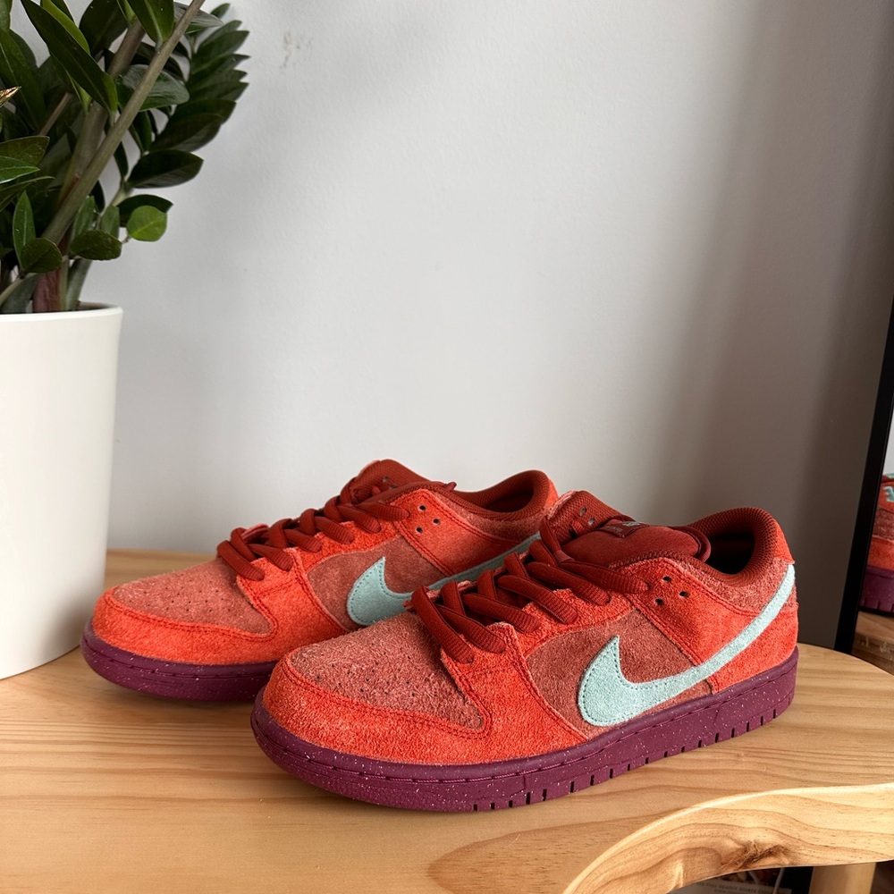 Nike Dunks SB Low Mystic Red